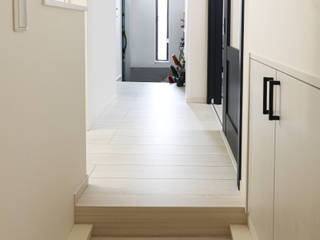 スキップフロアの空間を活かしたワークスペースのある家, 遊友建築工房 遊友建築工房 Modern Corridor, Hallway and Staircase White