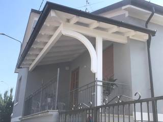 Portico in legno di abete sbiancato, MENGON LEGNAMI SRL MENGON LEGNAMI SRL بلكونة أو شرفة