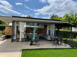 Modernes und offenes Poolhaus mit Glasschiebetüren von Schmidinger, Schmidinger Wintergärten, Fenster & Verglasungen Schmidinger Wintergärten, Fenster & Verglasungen Pondok taman