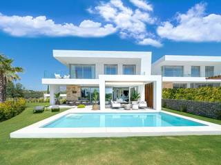 Marbella, villa per un sogno non solo estivo, Horus RE Agency Horus RE Agency Giardino con piscina