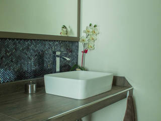 DETALLES , TCo ARQUITECTOS TCo ARQUITECTOS Modern bathroom Tiles Metallic/Silver Bathtubs & showers
