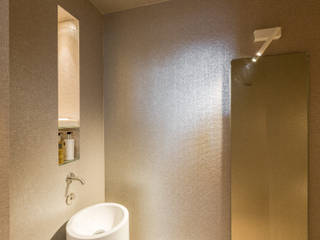 Ein Gäste-WC wird außergewöhnlich beleuchtet, plan.b lichtplanung plan.b lichtplanung Minimalistische Badezimmer