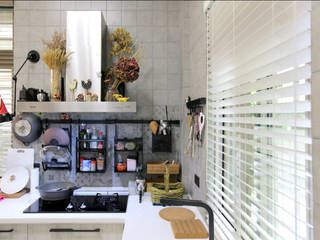 超實用的漂亮廚房設計提案！｜防水百葉窗簾, MSBT 幔室布緹 MSBT 幔室布緹 Small kitchens White