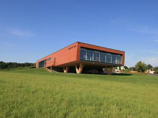 Neubau eines Gewerbebetriebes als Plus-Energiegebäude. | German Design Award 2020, Neubauer Architekten + Ingenieure Neubauer Architekten + Ingenieure Gewerbeflächen Holz Holznachbildung