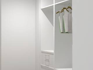 Walk-In-Closet Melamina cor Linho Tessuto, DIONI Home Design DIONI Home Design Гардеробная в стиле модерн
