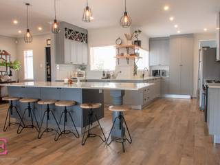 Modernise Shaker Two-tone Kitchen , Ergo Designer Kitchens & Cabinetry Ergo Designer Kitchens & Cabinetry Built-in kitchens MDF Grey