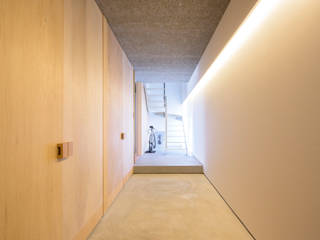 上中森の家, 熊倉建築設計事務所 熊倉建築設計事務所 Modern corridor, hallway & stairs کنکریٹ