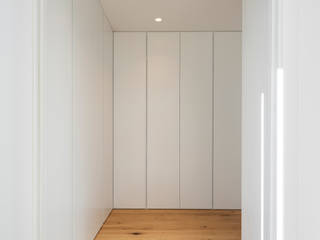 Vestidor y armario bajoescalera, Almacén de Carpintería Gómez Almacén de Carpintería Gómez Minimalist dressing room