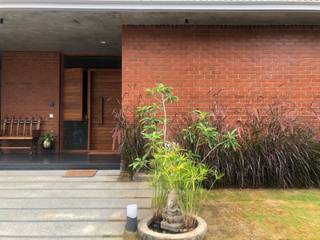 VASAWANI RESIDENCE, STUDIO MOTLEY STUDIO MOTLEY Bungalows Bricks