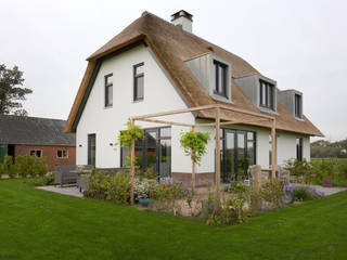 Moderne woonboerderij, Architectenburo Mosterman Architectenburo Mosterman リゾートハウス