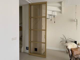 Project Woonhuis Purmerend | Metallic Gold met bruin getint glas, Skygate® | Stalen Binnendeuren Skygate® | Stalen Binnendeuren Modern living room Iron/Steel