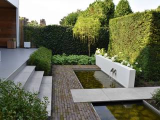 Moderne tuin met opvallende waterpartij, Dutch Quality Gardens, Mocking Hoveniers Dutch Quality Gardens, Mocking Hoveniers Jardines de estilo moderno