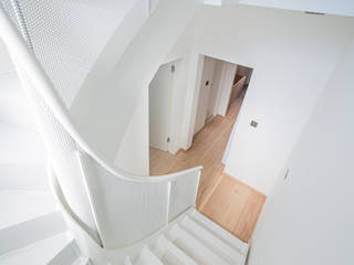 Strahlend weiß und extrem cool: Treppe im Industrial Style, Siller Treppen/Stairs/Scale Siller Treppen/Stairs/Scale Treppe
