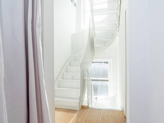 Strahlend weiß und extrem cool: Treppe im Industrial Style, Siller Treppen/Stairs/Scale Siller Treppen/Stairs/Scale Сходи