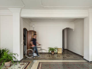 Vivienda en Abastos, tambori arquitectes tambori arquitectes الممر الأبيض، الرواق، أيضا، درج سيراميك White