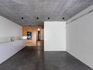 CASA 30X5, Kahane Architects Kahane Architects Phòng khách phong cách tối giản Bê tông Grey
