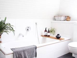 Un baño atemporal e iluminado Hygolet de México Baños de estilo escandinavo Sintético Blanco Bañeras y duchas