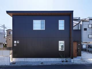 アイランドキッチンを中心に空間の広がるスキップフロアのある家, タイコーアーキテクト タイコーアーキテクト 一戸建て住宅 金属 黒色