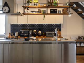 アイランドキッチンを中心に空間の広がるスキップフロアのある家, タイコーアーキテクト タイコーアーキテクト Built-in kitchens Metal Metallic/Silver