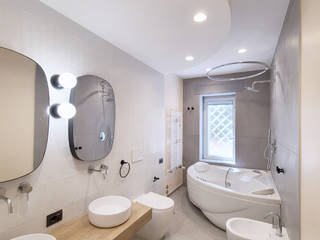 Bagno a Città Giardino, Spazio 14 10 Spazio 14 10 Modern bathroom لکڑی Grey