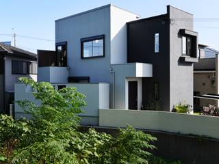 吹き抜けが視線を繋ぐ 緑豊かな 3つの塔の家, タイコーアーキテクト タイコーアーキテクト 木造住宅 黒色