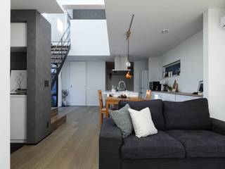 吹き抜けが視線を繋ぐ 緑豊かな 3つの塔の家, タイコーアーキテクト タイコーアーキテクト Modern Living Room Grey