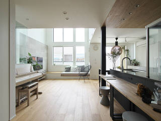 住宅密集地で実現 光があふれる都市型パッシブデザイン住宅, タイコーアーキテクト タイコーアーキテクト Scandinavian style living room White