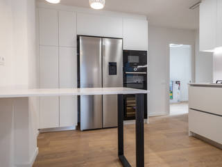Piso reformado en Avinguda Diagonal Barcelona, Grupo Inventia Grupo Inventia Built-in kitchens Wood-Plastic Composite White