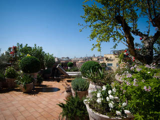 Terrazza in centro a Roma, Fabiano Crociani - Landscape&Gardendesign Fabiano Crociani - Landscape&Gardendesign Patios