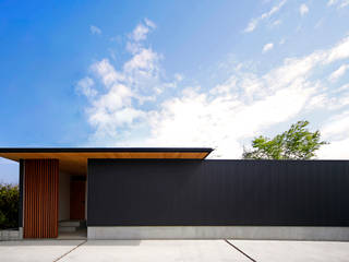 「庭を囲む贅沢な空間」平屋のコートハウス, kisetsu kisetsu 木造住宅