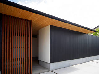 「庭を囲む贅沢な空間」平屋のコートハウス, kisetsu kisetsu Casas de madera