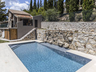 Piscina con cascada de piedra, RENOLIT ALKORPLAN RENOLIT ALKORPLAN Mediterranean style pool Blue