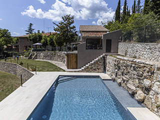Piscina con cascada de piedra, RENOLIT ALKORPLAN RENOLIT ALKORPLAN Mediterranean style pool