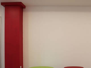 I colori della software house: All’interno di un palazzo business nel cuore pulsante di Milano, PAZdesign PAZdesign Modern Corridor, Hallway and Staircase Red