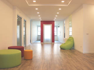I colori della software house: All’interno di un palazzo business nel cuore pulsante di Milano, PAZdesign PAZdesign Couloir, entrée, escaliers modernes