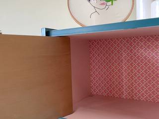Restyling / restauro comodino vintage - Pluto, Garret's Memories - Interiors Garret's Memories - Interiors Klassische Schlafzimmer Holz Pink