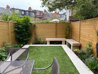 Small garden Landscaper in London Classic style garden small garden, bench, wooden fence, fence, lawn