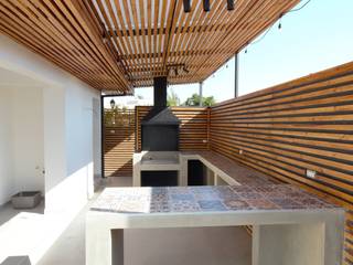 Rescatando el patio trasero, construccion de quincho en espacio residual , Arquitectura y Oficios Arquitectura y Oficios 地中海デザインの テラス