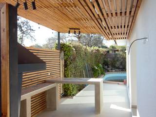 Rescatando el patio trasero, construccion de quincho en espacio residual , Arquitectura y Oficios Arquitectura y Oficios 地中海デザインの テラス