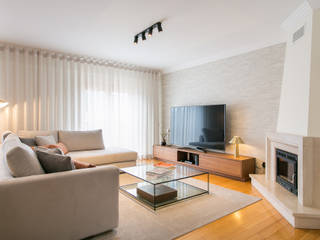 Sala & Suite | Loures, Traço Magenta - Design de Interiores Traço Magenta - Design de Interiores モダンデザインの リビング
