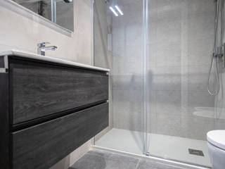 Reforma de baño en Passeig de la Zona Franca de Barcelona, Grupo Inventia Grupo Inventia Moderne Badezimmer Fliesen