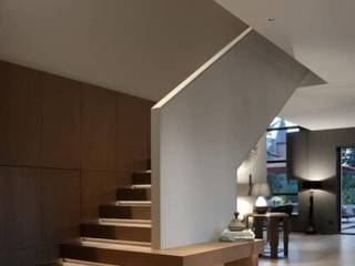 Réalisation : Villa Esplette – Maison privée dans l’Ouest lyonnais, Création Contemporaine Création Contemporaine Modern corridor, hallway & stairs