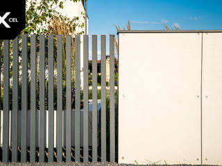 City Lights. Nowoczesne ogrodzenie aluminiowe, XCEL Fence XCEL Fence สวนหน้าบ้าน