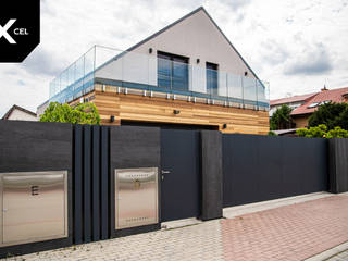 Carbon. Nowoczesne ogrodzenie z gładkiej blachy aluminiowe i spieków kwarcowych, XCEL Fence XCEL Fence Front garden