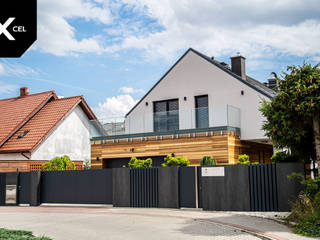 Carbon. Nowoczesne ogrodzenie z gładkiej blachy aluminiowe i spieków kwarcowych, XCEL Fence XCEL Fence สวนหน้าบ้าน