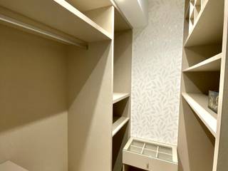 Pequeño Ático con Diseño Moderno , DECOTERAPIA REFORMAS Y DECORACION, SL DECOTERAPIA REFORMAS Y DECORACION, SL Moderne Ankleidezimmer Holz Beige