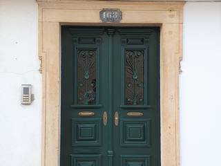 Portas Madeira maciça Rusticas, Carpintaria Pedrome Lda Carpintaria Pedrome Lda pintu depan Parket Multicolored