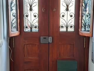 Portas Madeira maciça Rusticas, Carpintaria Pedrome Lda Carpintaria Pedrome Lda pintu depan Marmer