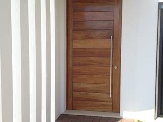 Portas de Entrada Madeira, Carpintaria Pedrome Lda Carpintaria Pedrome Lda Modern style doors Solid Wood Multicolored