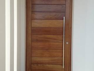 Portas de Entrada Madeira, Carpintaria Pedrome Lda Carpintaria Pedrome Lda Modern style doors Solid Wood Multicolored